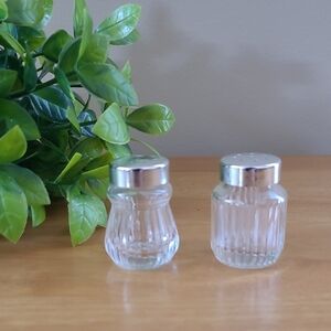 HELLY Retro Minature Ribbed Glass Salt and Pepper Shakers with Silver Tone Tops